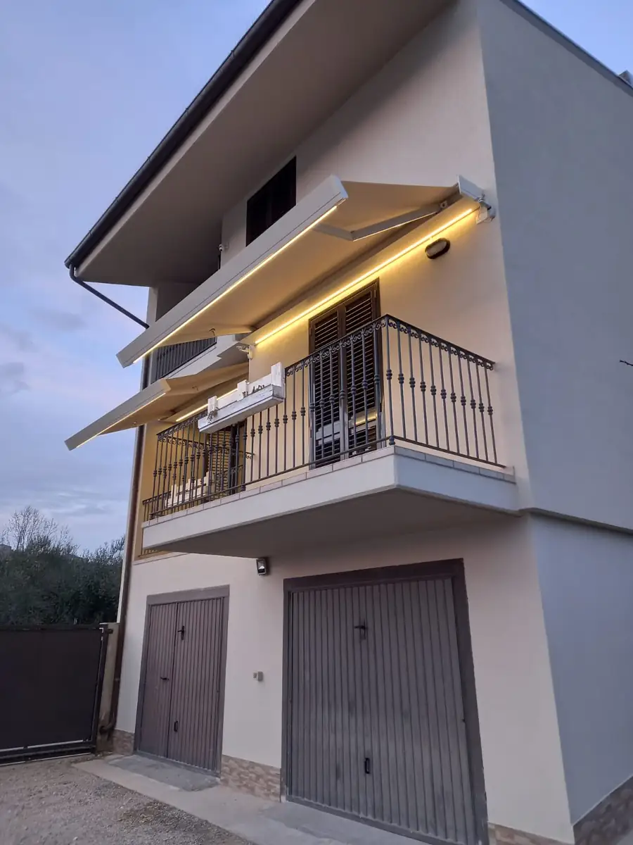 Abitazione ristrutturata con facciata e balcone rinnovati