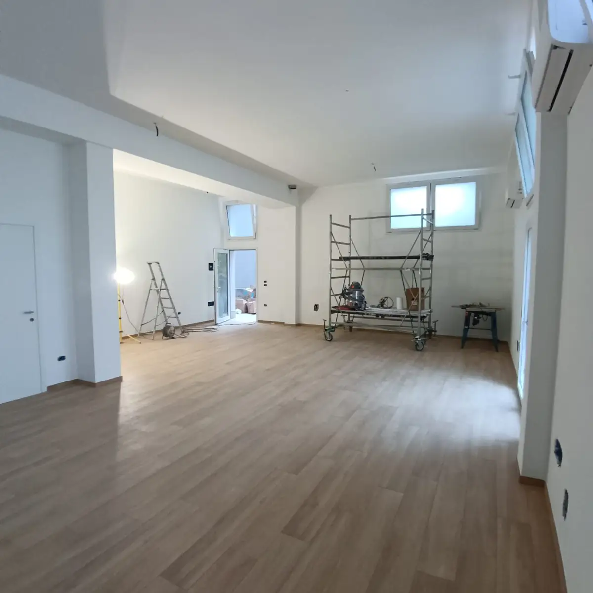 Ambiente ristrutturato con pavimento in legno e pareti bianche