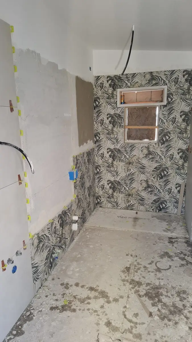 Bagno in fase di ristrutturazione con rivestimento decorativo