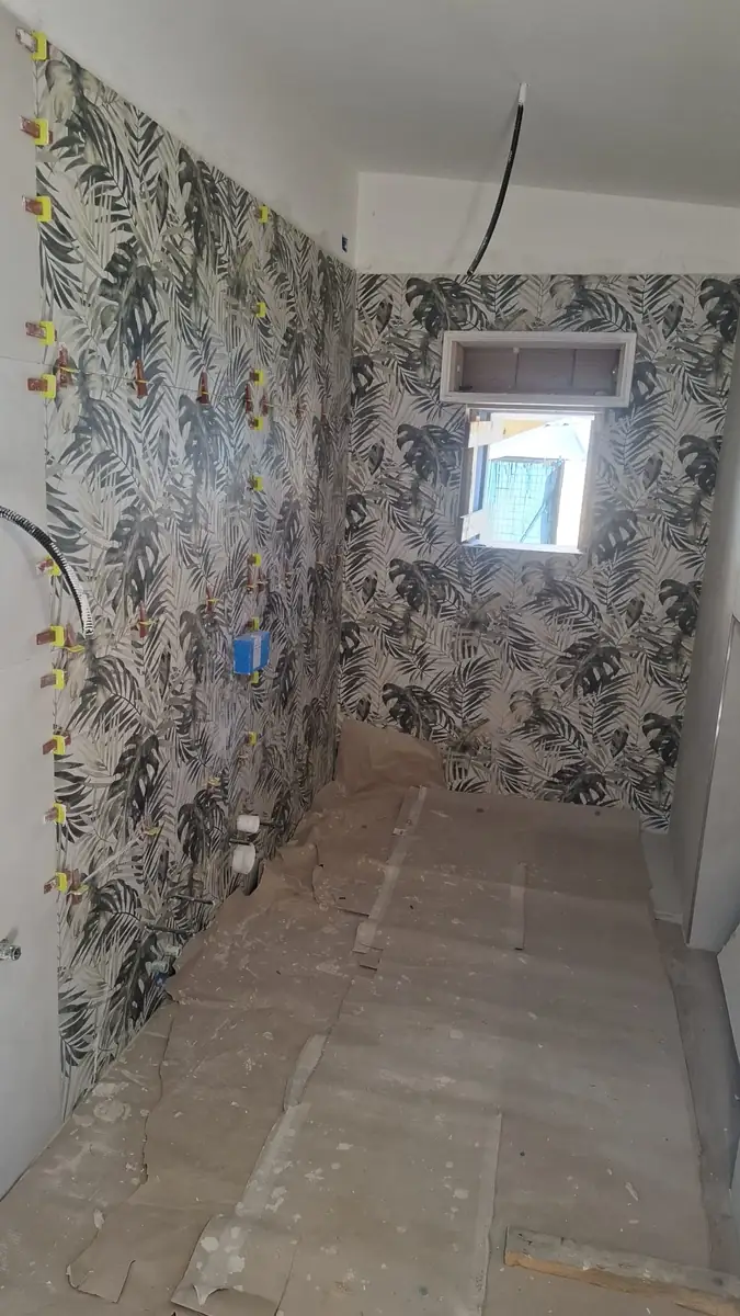 Bagno durante la ristrutturazione, con predisposizione degli impianti