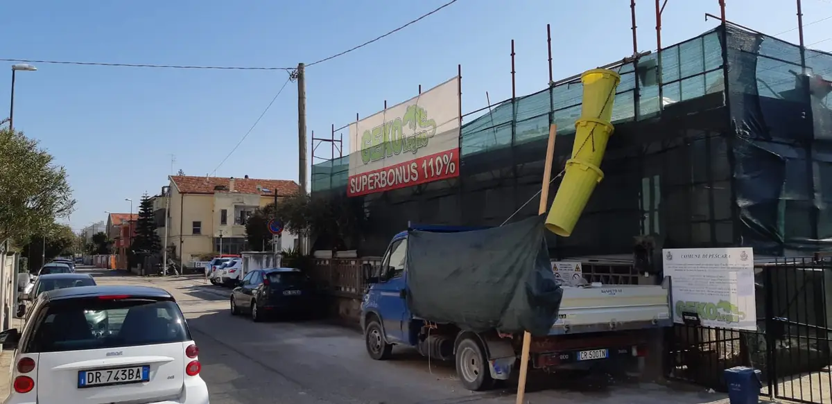 Cantiere di riqualificazione di un edificio lungo la strada