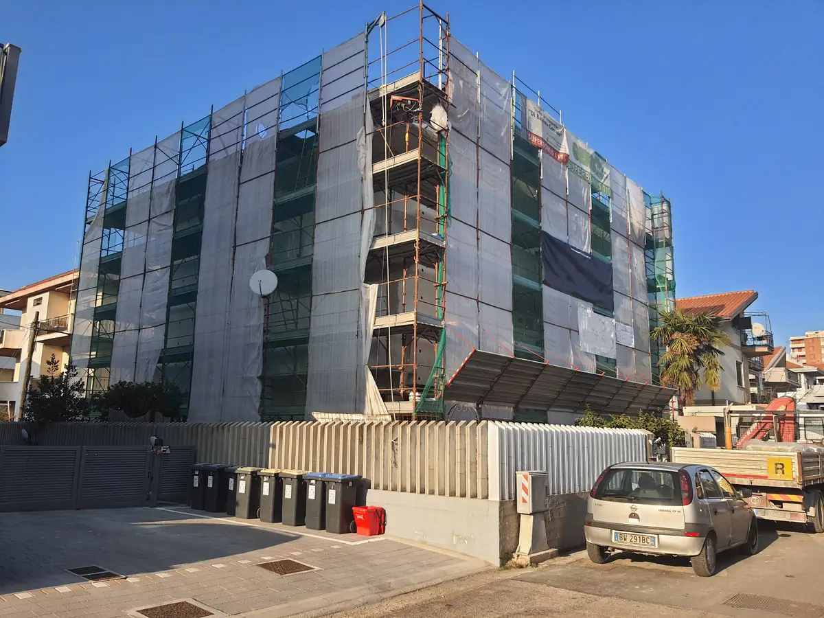 Palazzina con ponteggio durante il rifacimento della facciata