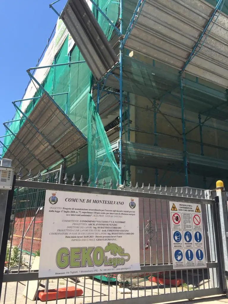 Cantiere Geko Group a Montesilvano con ponteggio e cartello di cantiere