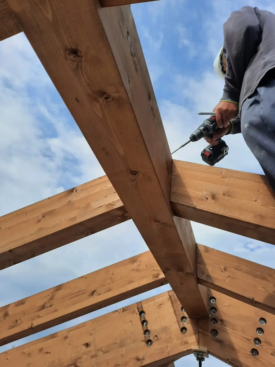 Montaggio della struttura in travi di legno della copertura
