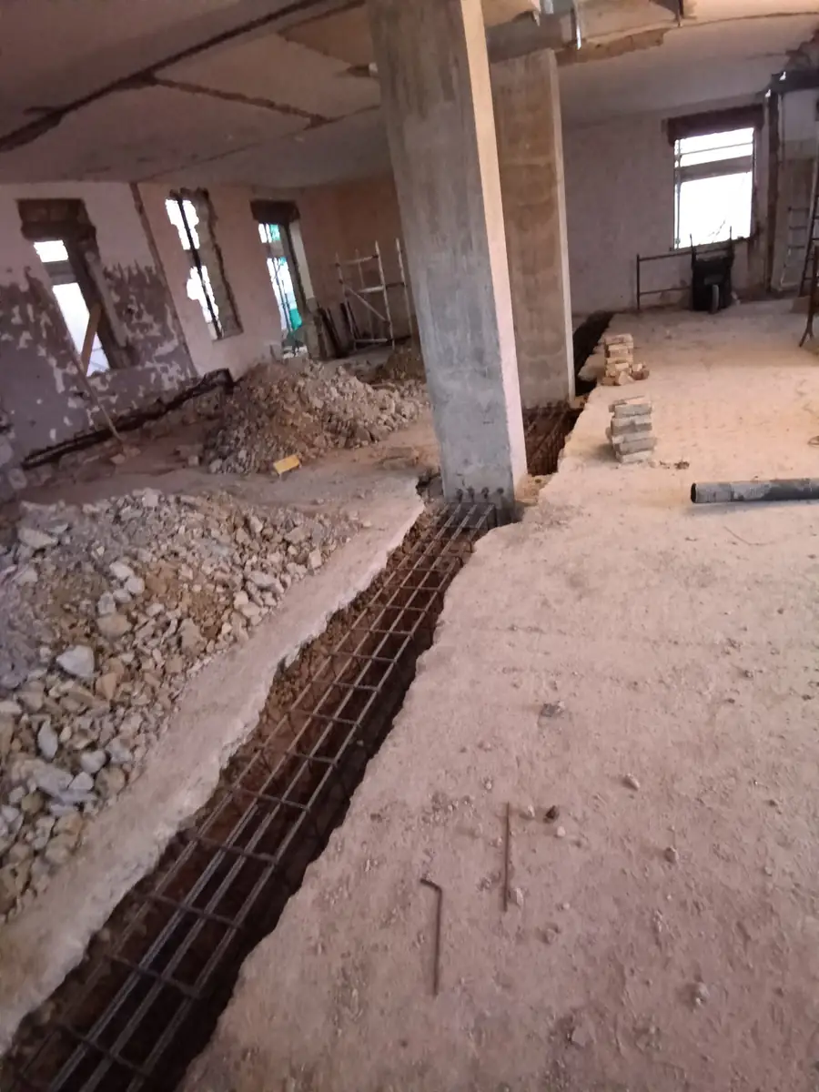 Armatura di un cordolo di fondazione all'interno di un edificio