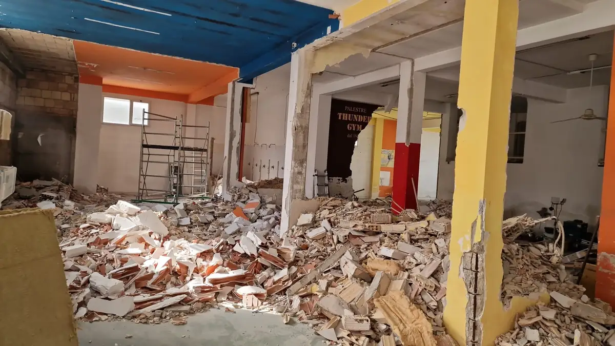 Demolizioni interne con rimozione di pavimenti e tramezzi