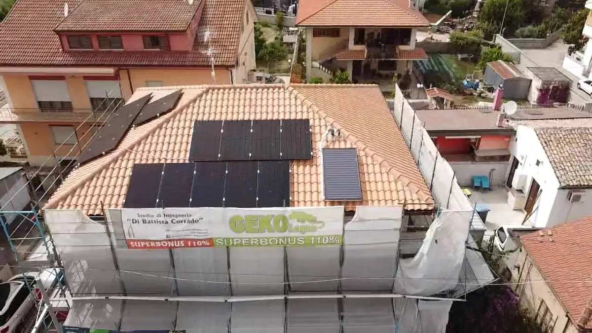 Installazione di pannelli fotovoltaici su una casa con ponteggio