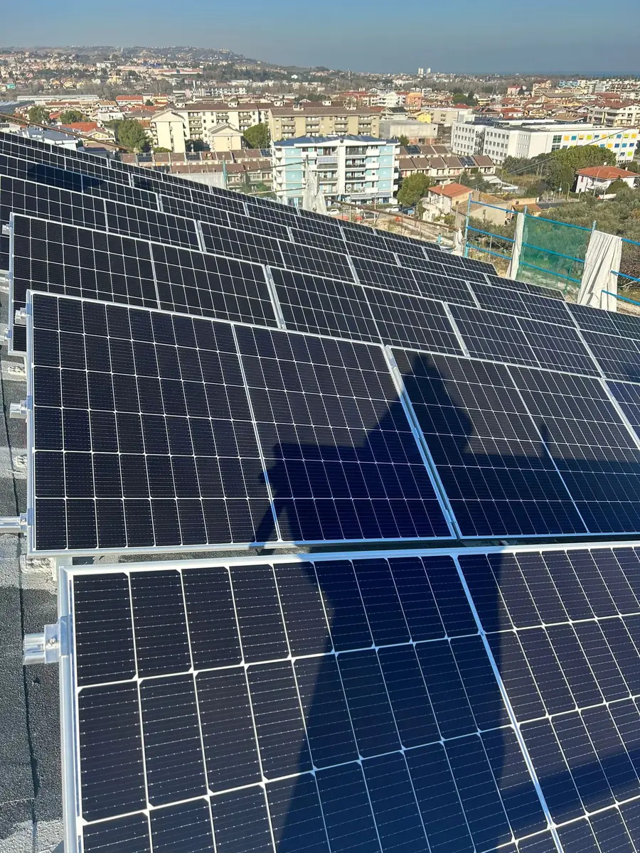 Impianto fotovoltaico su un tetto piano con vista sulla città