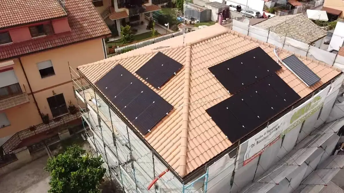 Impianto fotovoltaico installato su un tetto in tegole