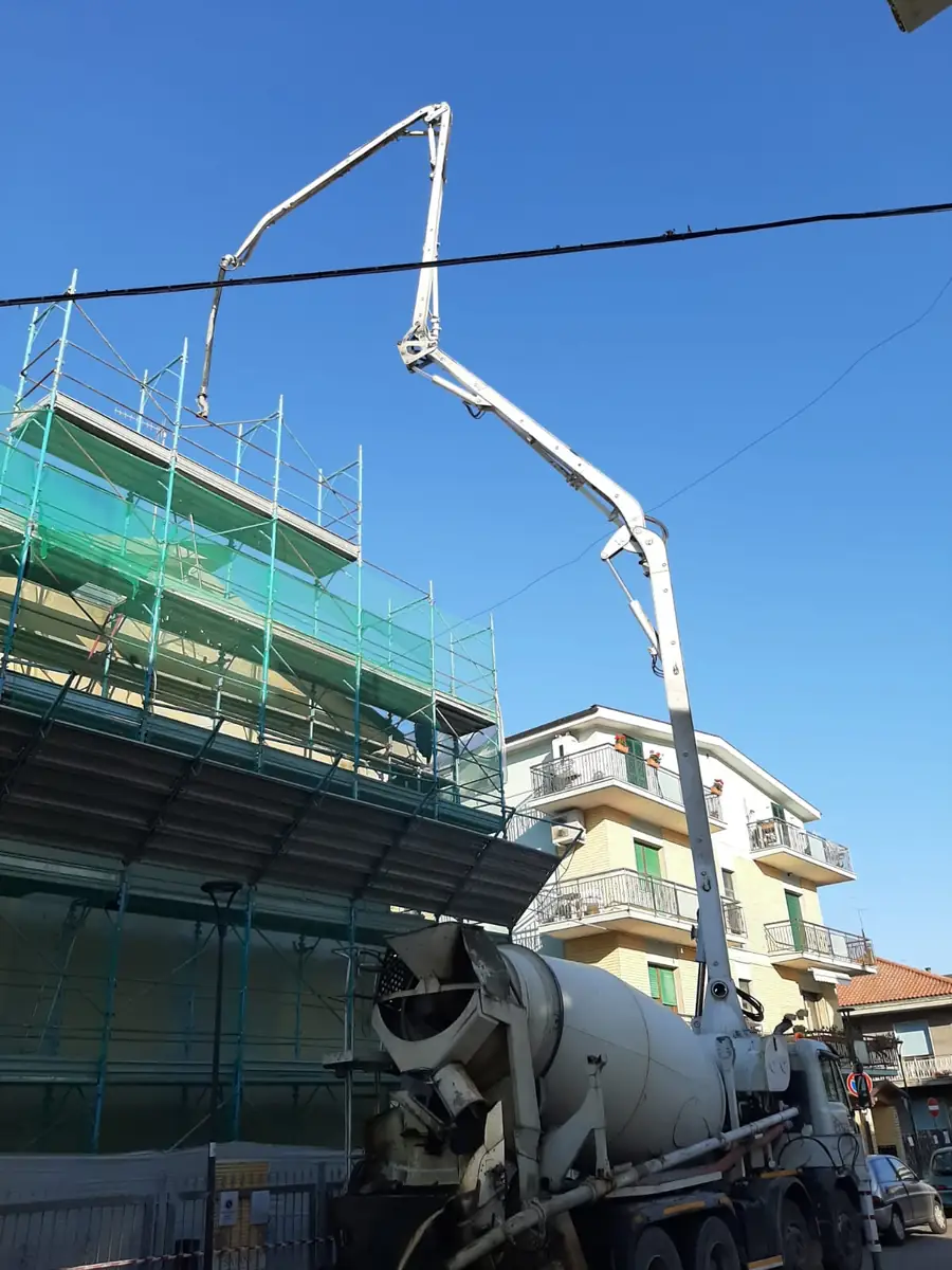 Getto del calcestruzzo con autopompa in cantiere