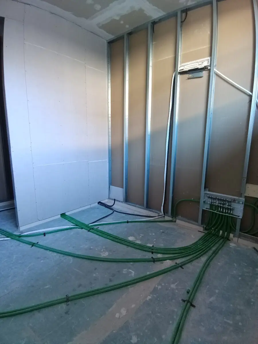 Passaggio degli impianti tra i nuovi tramezzi in cartongesso