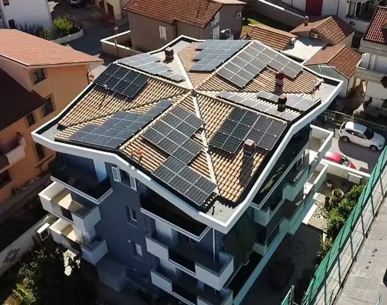 Edificio ristrutturato con impianto fotovoltaico sul tetto, impresa edile a Pescara