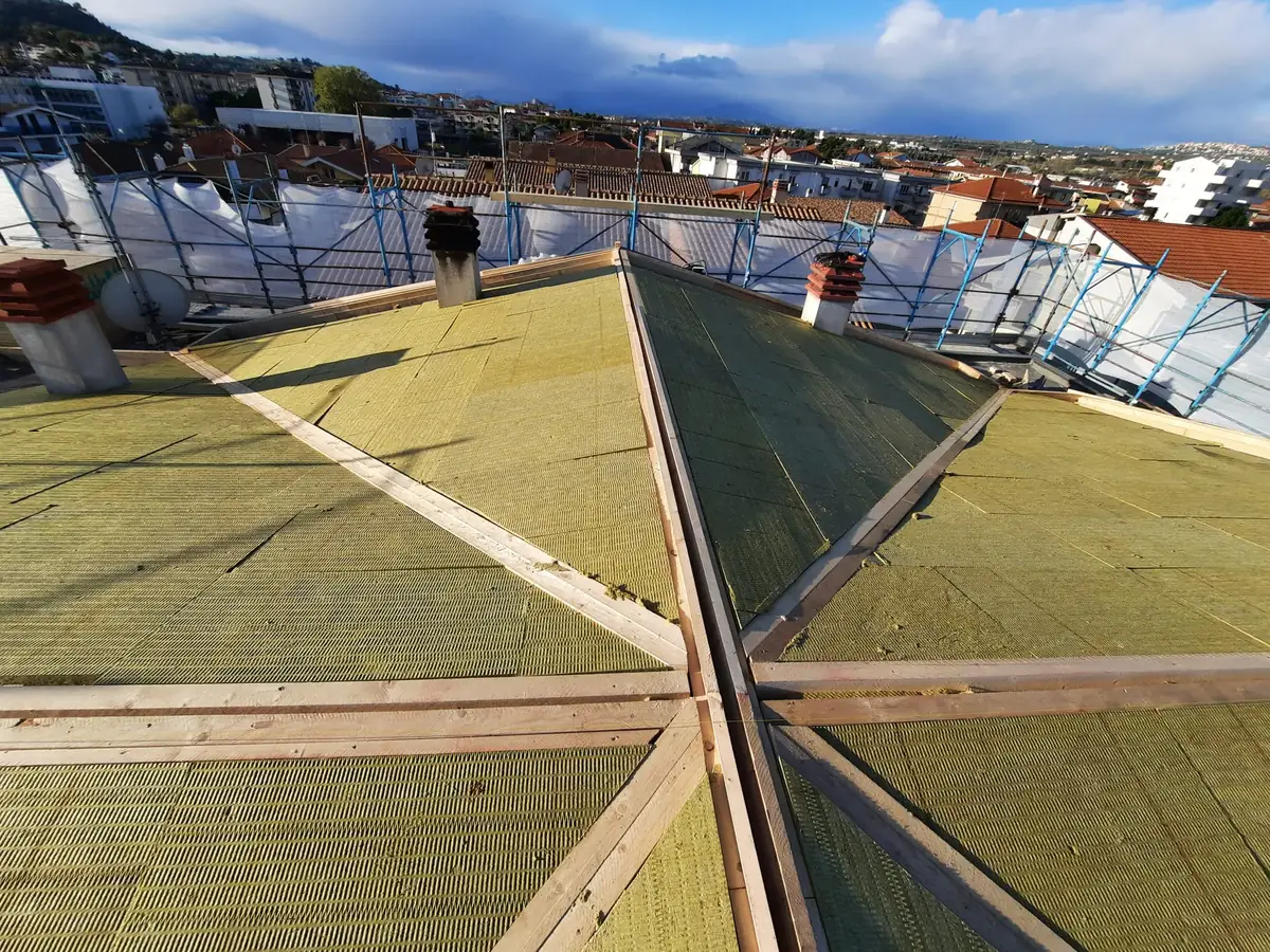 Isolamento termico della copertura con pannelli in lana minerale