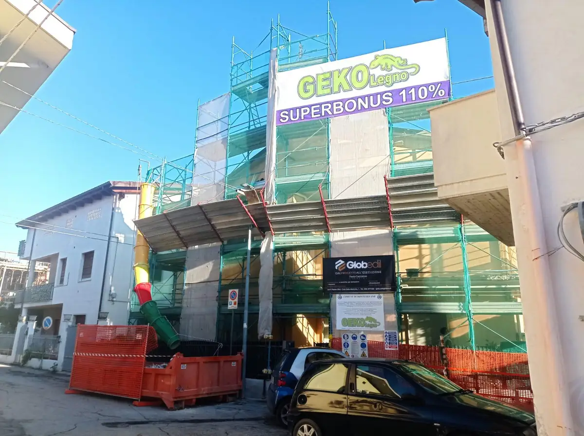 Palazzina in ristrutturazione con ponteggio