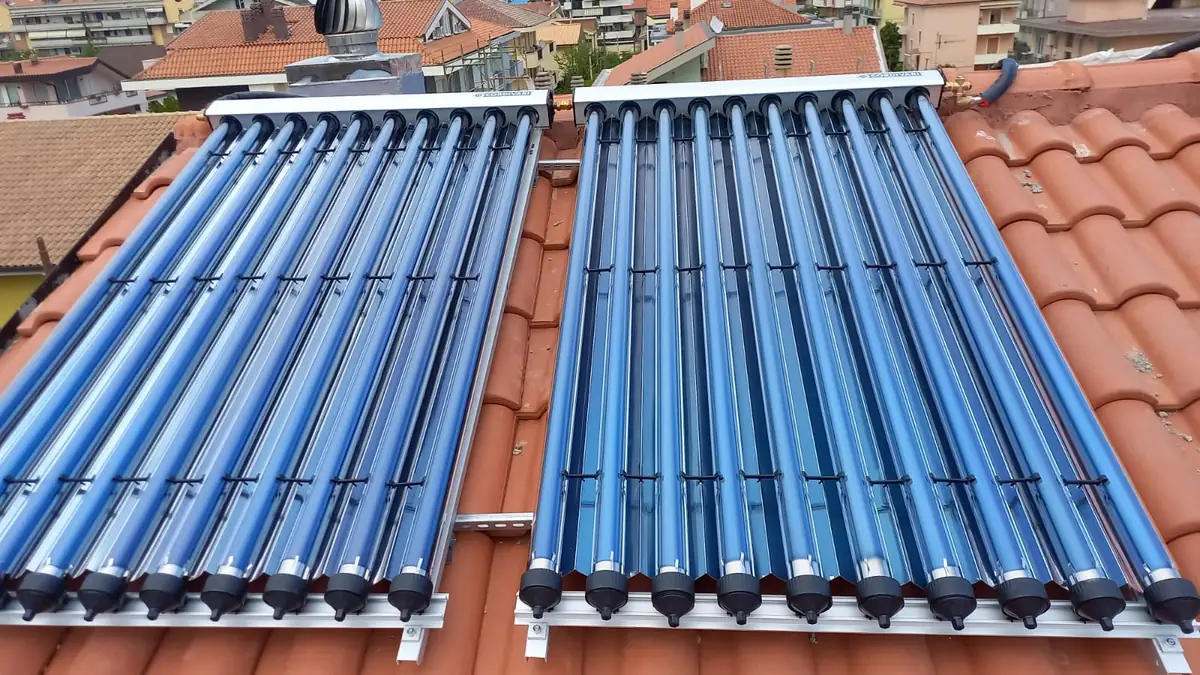Pannelli solari termici sottovuoto su un tetto in tegole