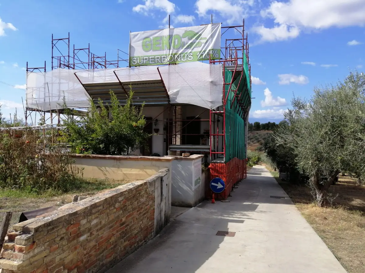 Abitazione con ponteggio durante i lavori di riqualificazione