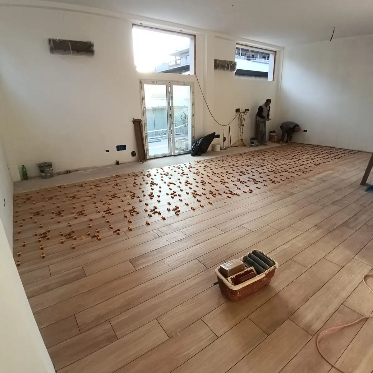 Posa di un pavimento effetto legno in un ambiente luminoso