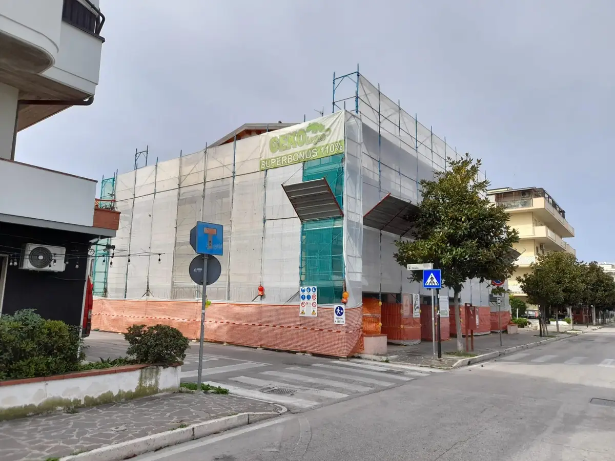 Riqualificazione di un edificio d'angolo con ponteggio
